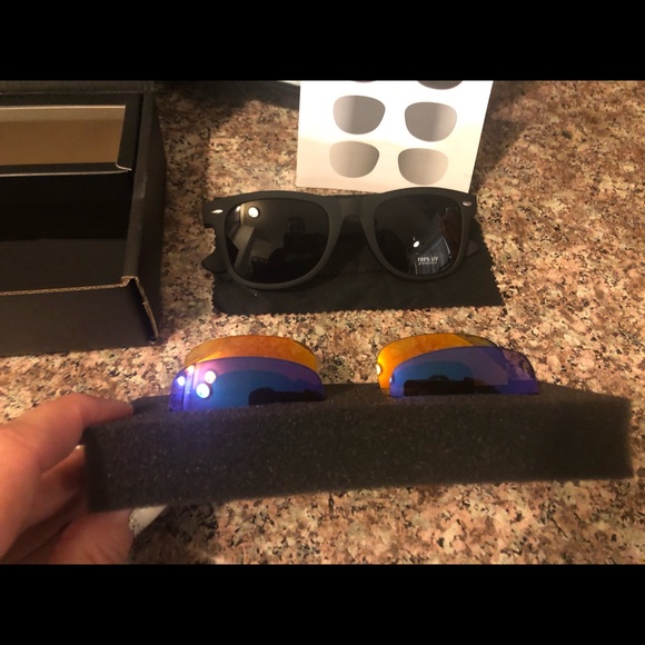 unsure Other - Black frame sunglasses with interchangeable lens